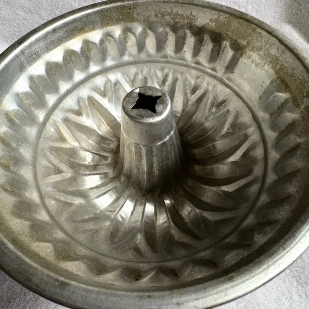 Aluminum Vintage Silver Bundt Baking Pan